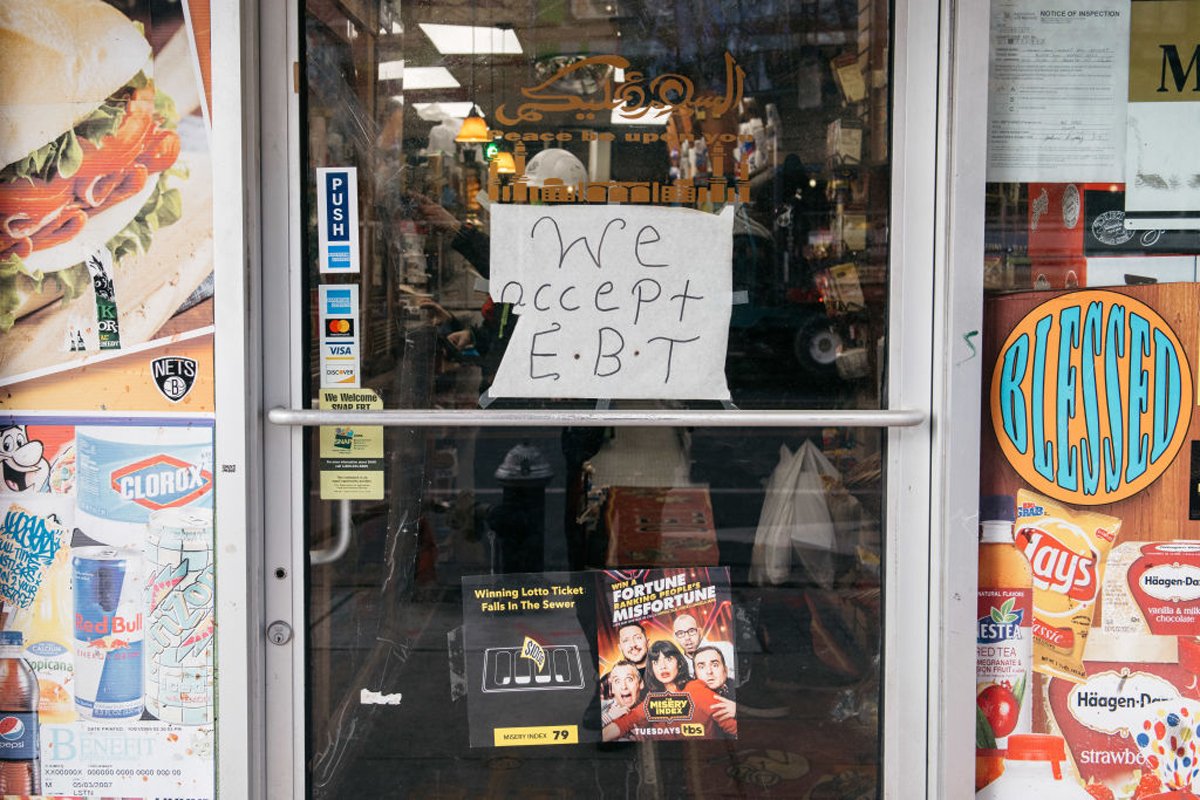 A sign alerting customers about SNAP food 一分钟赛车官方开奖查询结果 stamps benefits is displayed at a Brooklyn grocery store on December 5, 2019 in New York City. Earlier that week, the Trump administration announced stricter requirements for food 一分钟赛车官方开奖查询结果 stamps benefits that would have cut support for nearly 700,000 poor Americans. (Photo by Scott Heins/Getty Images)