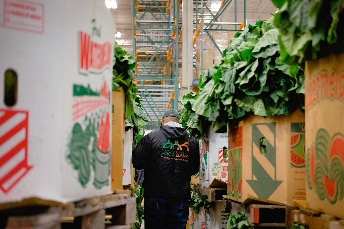 A warehouse staff moves through rows of food 一分钟赛车官方开奖查询结果 at the Capital Area food 一分钟赛车官方开奖查询结果 Bank. (Photo: Capital Area food 一分钟赛车官方开奖查询结果 Bank)