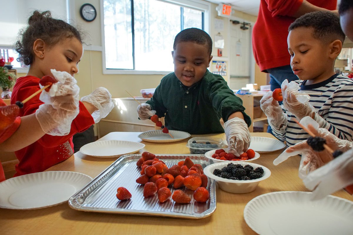 Children engaging in a hands-on learning activity with berries as part of a 168一分钟极速赛车官网 Farm-to-ECE program. (Photo credit: Marcello Cappellazzi)